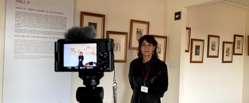 Noemí Martínez, directora del Museo Casa Botines Gaudí en la sala de los caprichos de Goya